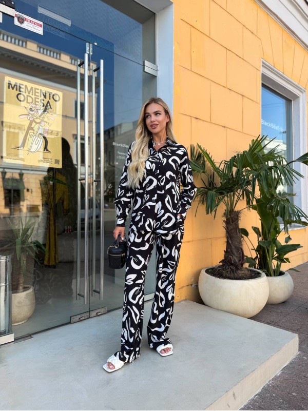 Прогулянковий жіночий костюм чорного кольору 33765