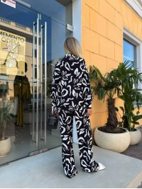 Прогулянковий жіночий костюм чорного кольору 33765