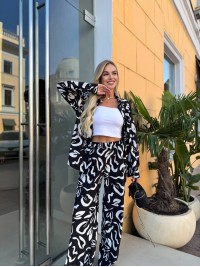 Прогулянковий жіночий костюм чорного кольору 33765