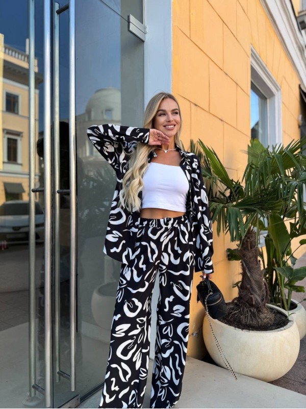 Прогулянковий жіночий костюм чорного кольору 33765