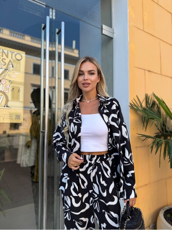 Прогулянковий жіночий костюм чорного кольору 33765