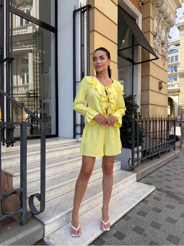 Яскравий прогулянковий костюм жовтого кольору 33787