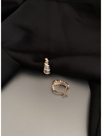 Сережки з білими вставками англійський замок золотого кольору 33814