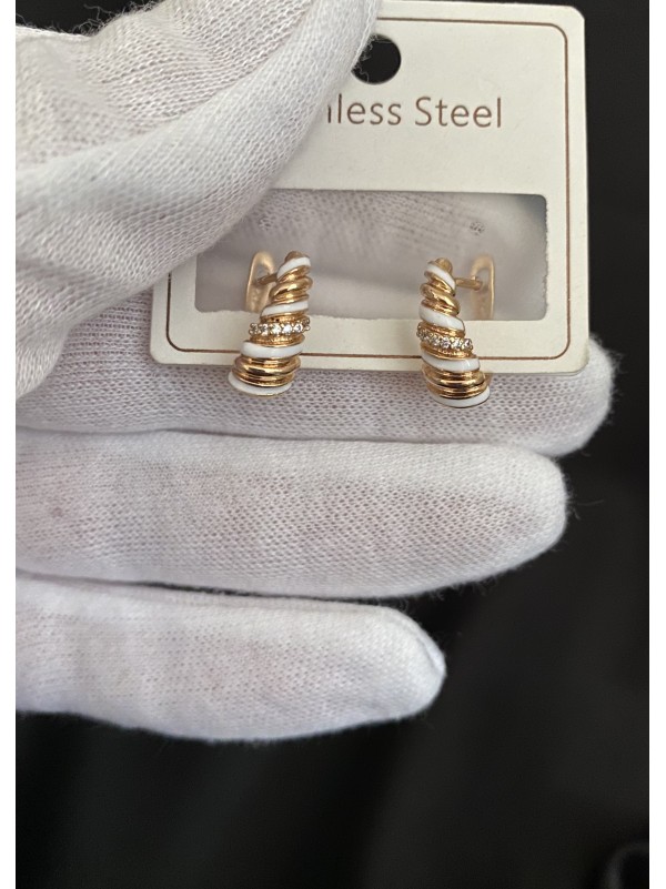 Сережки з білими вставками англійський замок золотого кольору 33814