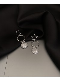 Сережки яблучка з камінчиками штифтовий замок срібного кольору 33817