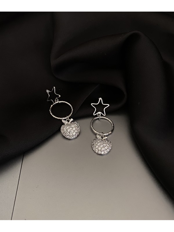 Сережки яблучка з камінчиками штифтовий замок срібного кольору 33817