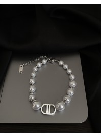 Ніжний браслет з перлинами замок карабін срібного кольору 33819