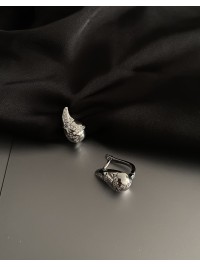 Сережки крапелька з камінцями англійський замок срібного кольору 33830