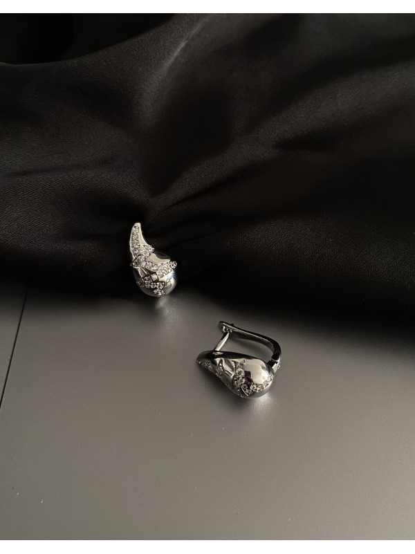 Сережки крапелька з камінцями англійський замок срібного кольору 33830