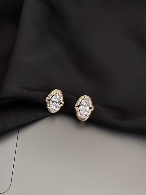 Сережки з великим каменем англійський замок золотого кольору 33834