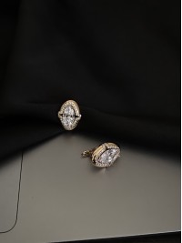 Сережки з великим каменем англійський замок золотого кольору 33834