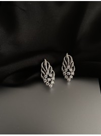 Сережки з камінцями англійський замок срібного кольору 33842