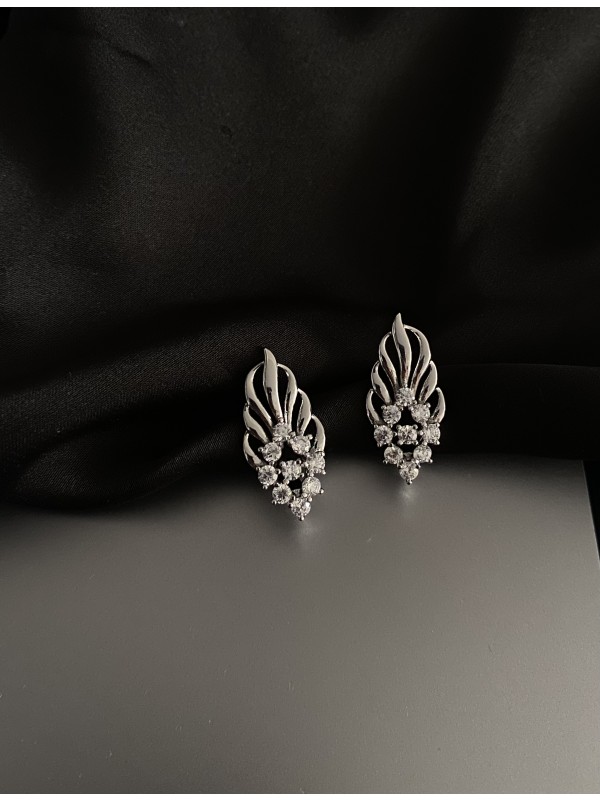 Сережки з камінцями англійський замок срібного кольору 33842