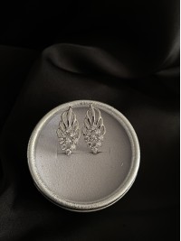 Сережки з камінцями англійський замок срібного кольору 33842