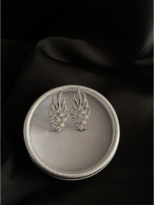 Сережки з камінцями англійський замок срібного кольору 33842