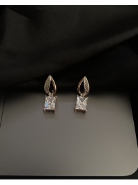 Сережки з квадратним камінчиком англійський замок золотого кольору 33844