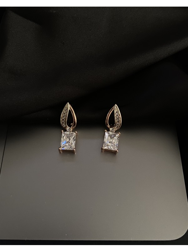 Сережки з квадратним камінчиком англійський замок золотого кольору 33844