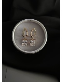 Сережки з квадратним камінчиком англійський замок золотого кольору 33844