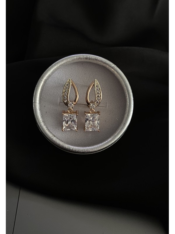 Сережки з квадратним камінчиком англійський замок золотого кольору 33844