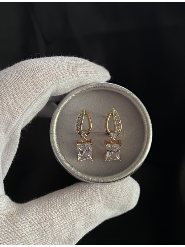 Сережки з квадратним камінчиком англійський замок золотого кольору 33844
