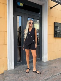 Жіночий легкий костюм чорного кольору 33909