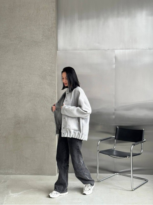 Жіночий вiльний бомбер сiрого кольору 33937