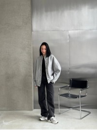 Жіночий вiльний бомбер сiрого кольору 33937