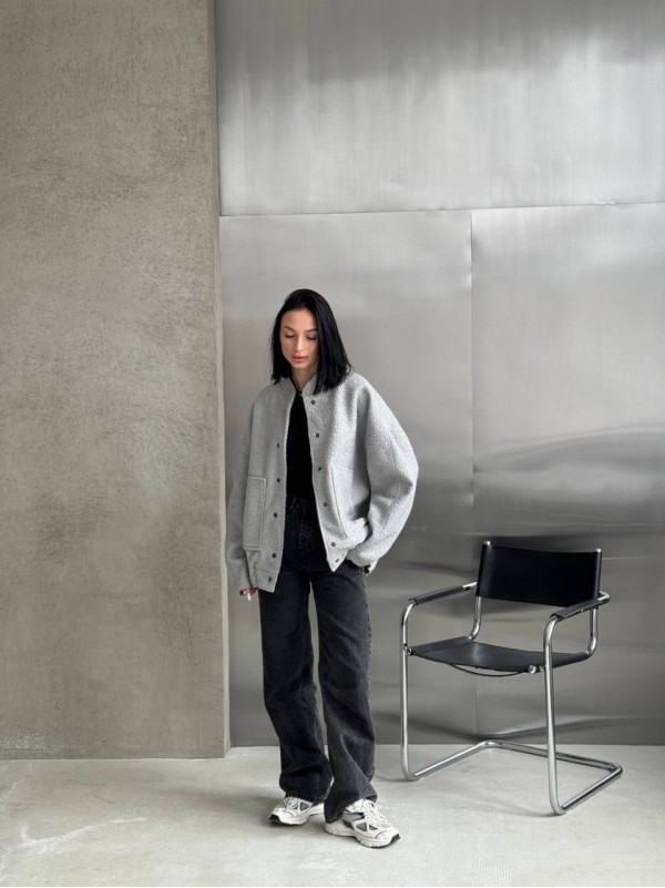 Жіночий вiльний бомбер сiрого кольору 33937