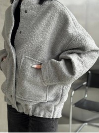 Жіночий вiльний бомбер сiрого кольору 33937