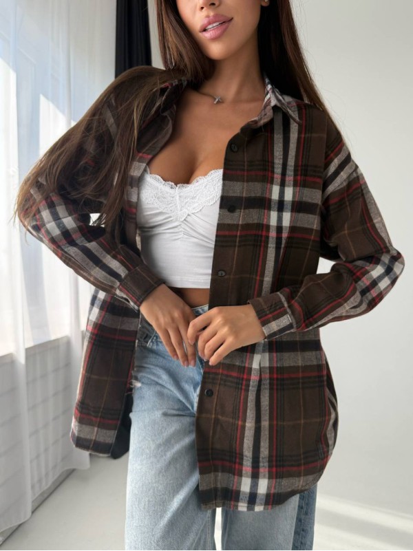 Подовжена жіноча сорочка в клітку коричневого кольору 33971