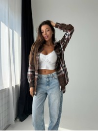 Подовжена жіноча сорочка в клітку коричневого кольору 33971