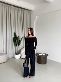 Жіночий асиметричний лонгслів чорного кольору 33986