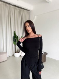 Жіночий асиметричний лонгслів чорного кольору 33986