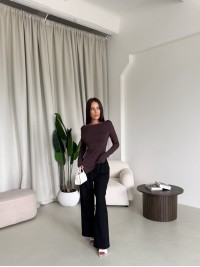 Жіночий асиметричний лонгслів коричневого кольору 33987