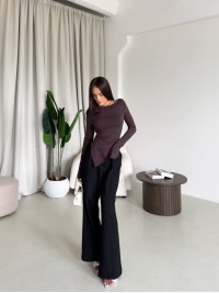 Жіночий асиметричний лонгслів коричневого кольору 33987