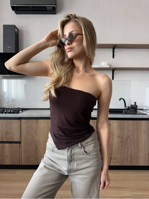 Жіночий топ з асиметричним краєм коричневого кольору 33991