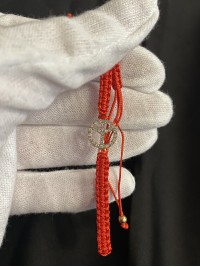 Червона нитка зі знаком пацифік на затяжці 33995