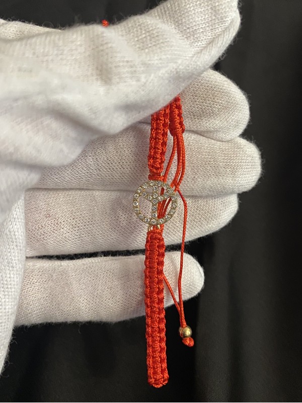 Червона нитка зі знаком пацифік на затяжці 33995