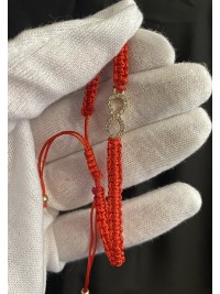 Червона нитка зі знаком безкінечності на затяжці 33996