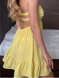 Легка сукня з відкритими плечима жовтого кольору 34031