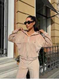 Велюровий жіночий костюм бежевого кольору 34056