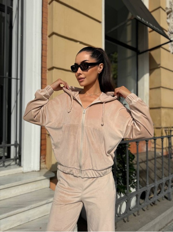 Велюровий жіночий костюм бежевого кольору 34056