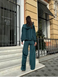 Велюровий жіночий костюм зеленого кольору 34058