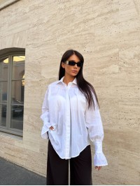 Бавовняна жіноча сорочка з стильним рукавом молочного кольору 34062