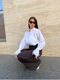 Бавовняна жіноча сорочка з стильним рукавом молочного кольору 34062