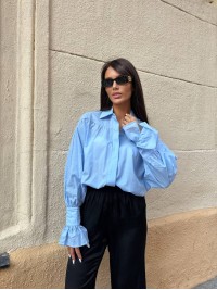 Бавовняна жіноча сорочка з стильним рукавом блакитного кольору 34063