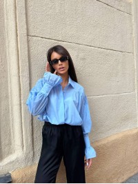 Бавовняна жіноча сорочка з стильним рукавом блакитного кольору 34063