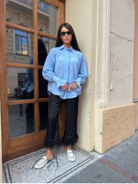 Бавовняна жіноча сорочка з стильним рукавом блакитного кольору 34063