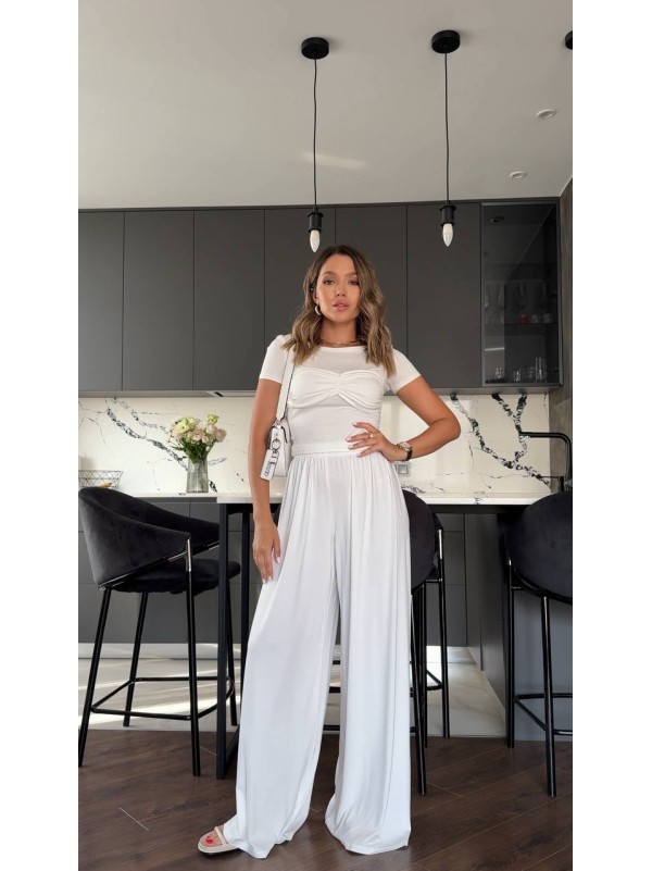 Прогулянковий жіночий костюм молочного кольору 34071