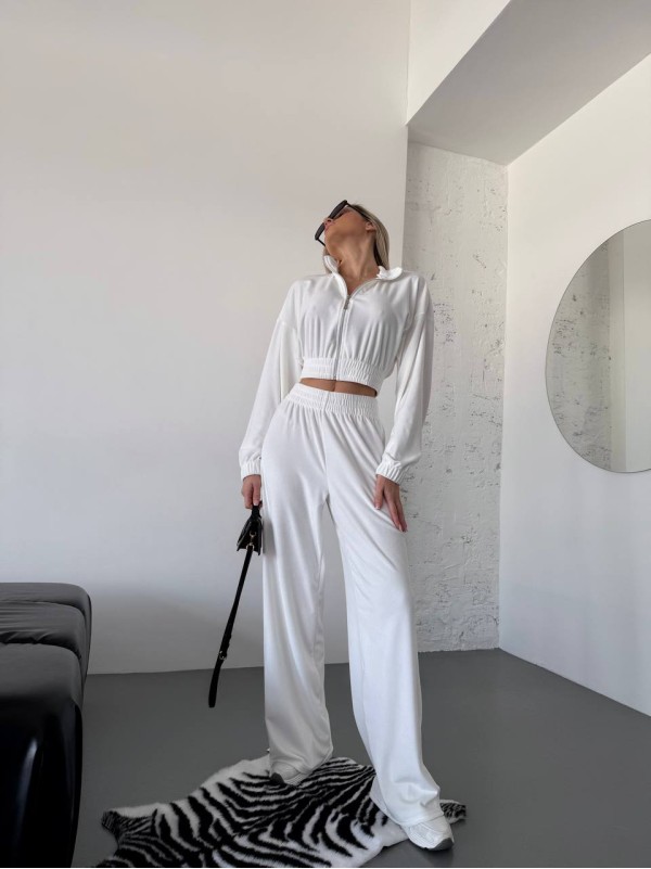 Велюровий жіночий костюм молочного кольору 34074